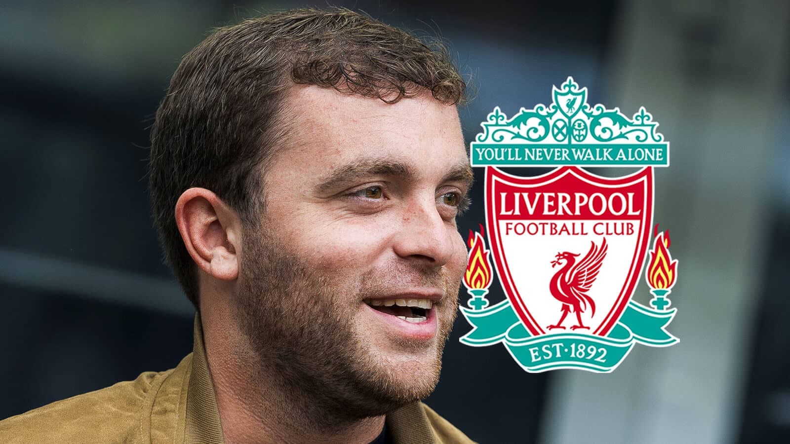 Persona sonriendo junto al escudo del Liverpool FC