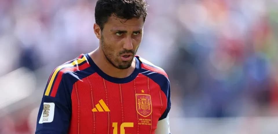 Jugador español con camiseta roja en el campo