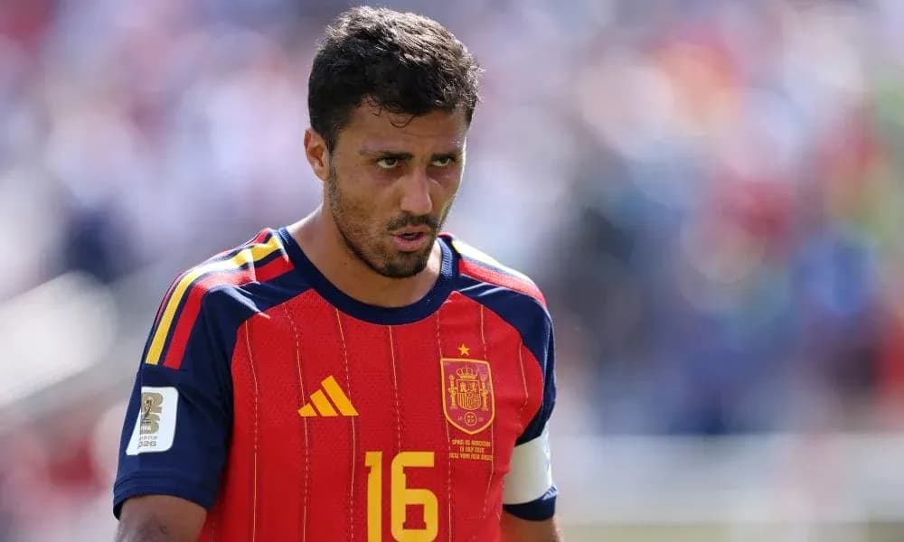Jugador español con camiseta roja en el campo