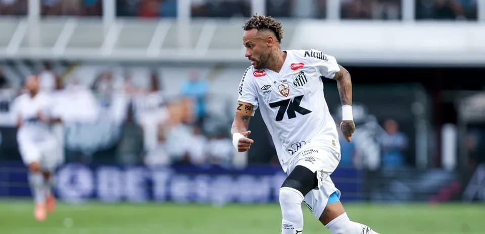 Jugador corriendo con balón durante el partido