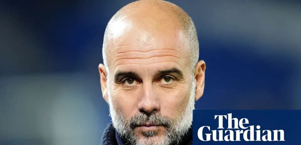 Entrenador con barba mirando a la cámara
