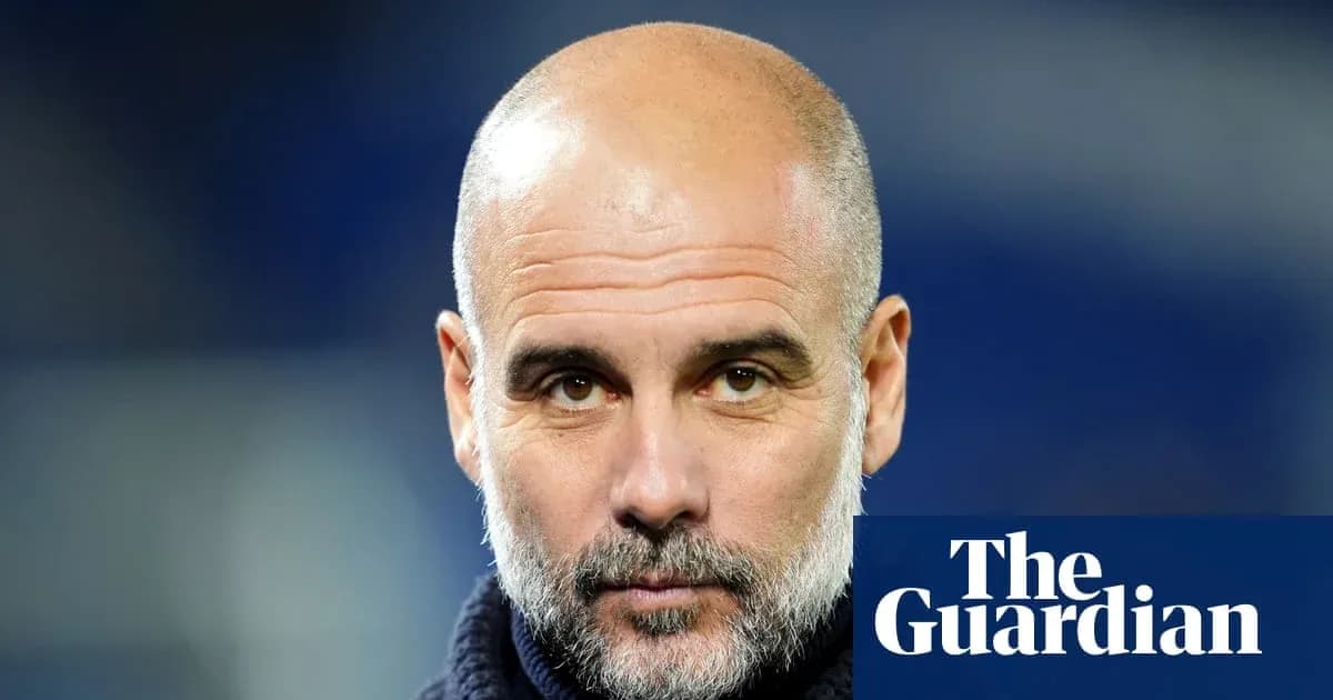 Entrenador con barba mirando a la cámara
