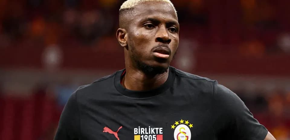 Jugador de Galatasaray en camiseta de calentamiento