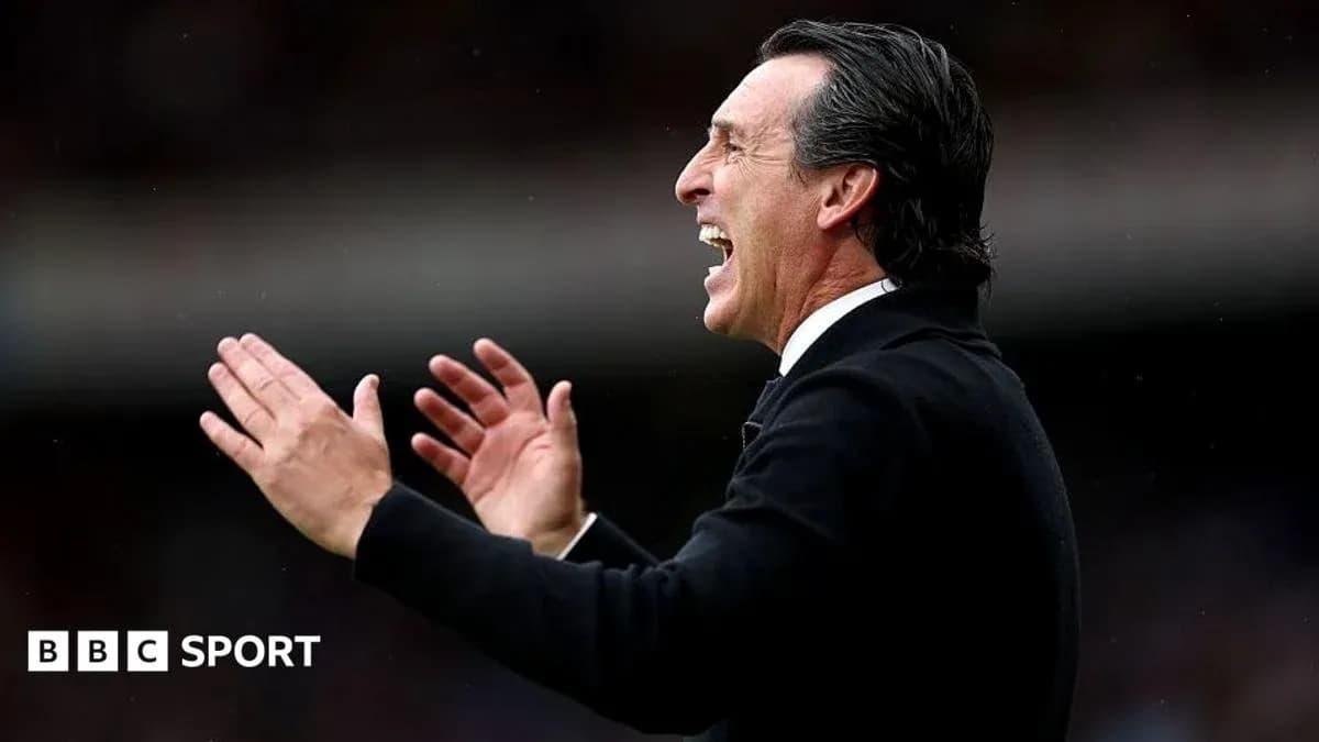 Entrenador aplaudiendo durante un partido