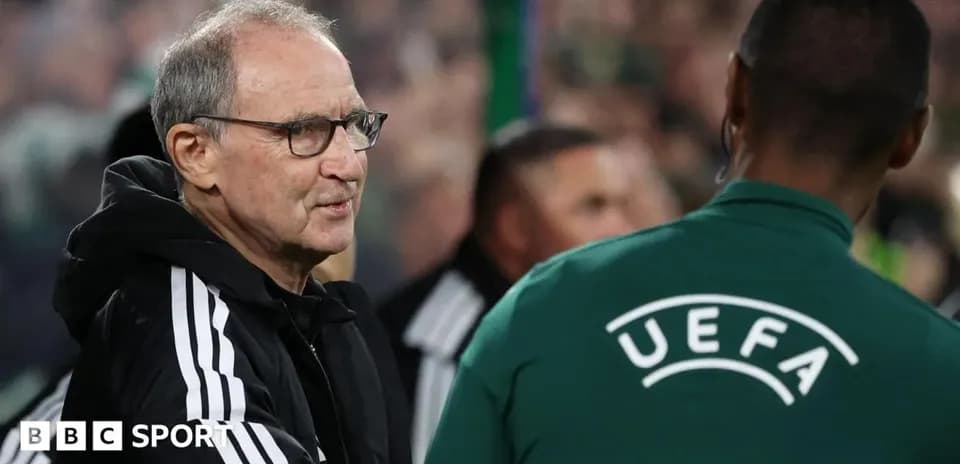 Entrenador conversando con árbitro antes del partido
