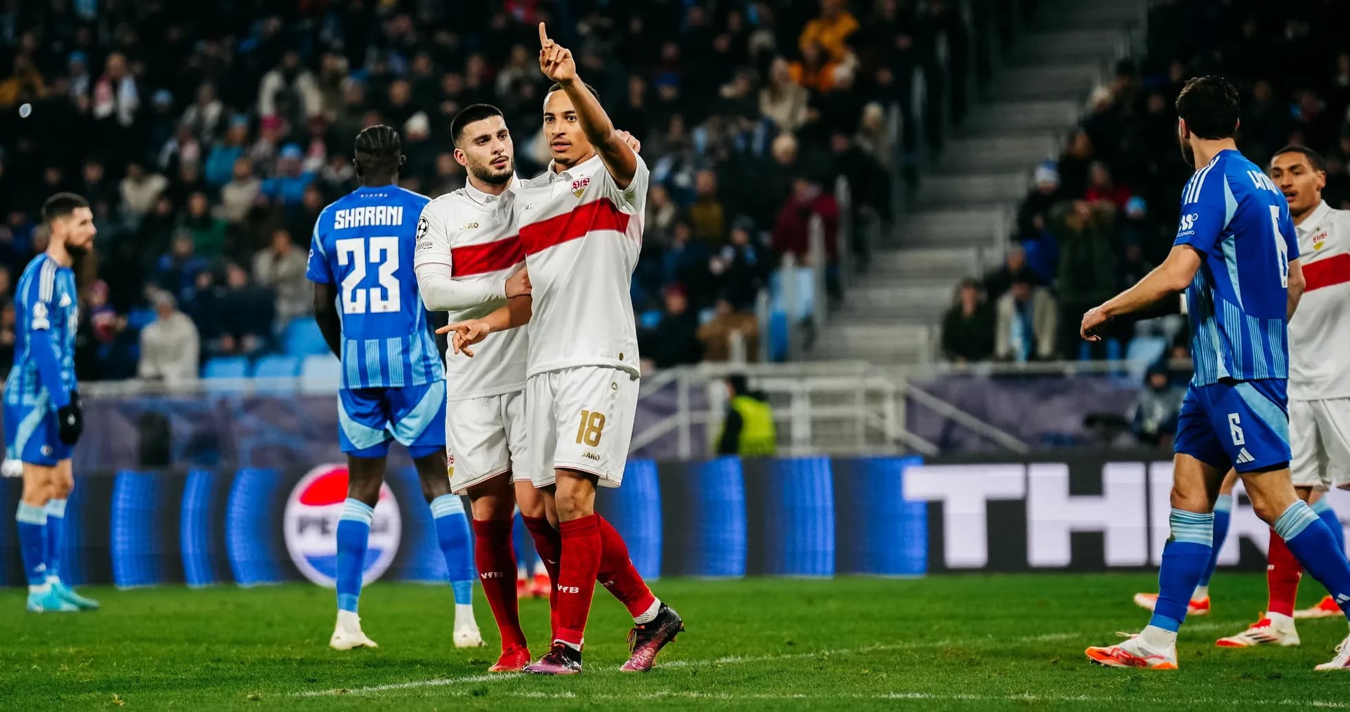 Jugadores de VfB Stuttgart en acción durante el partido