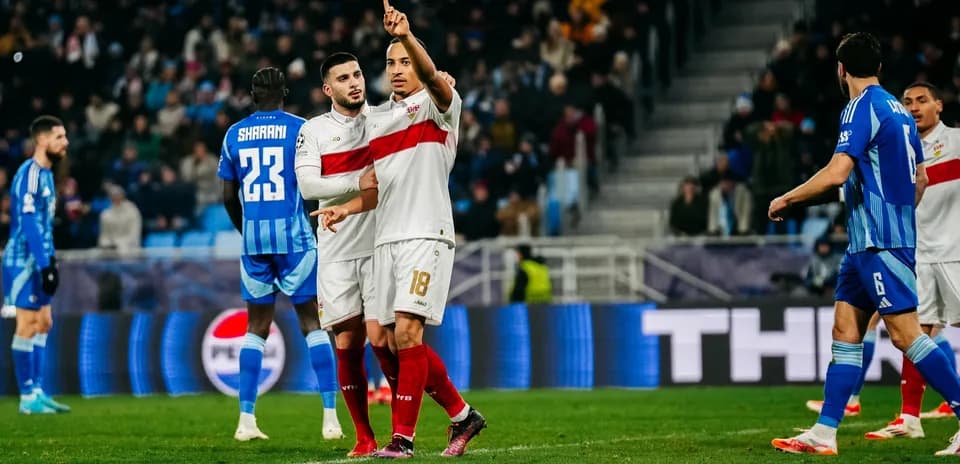 Jugadores de VfB Stuttgart en acción durante el partido