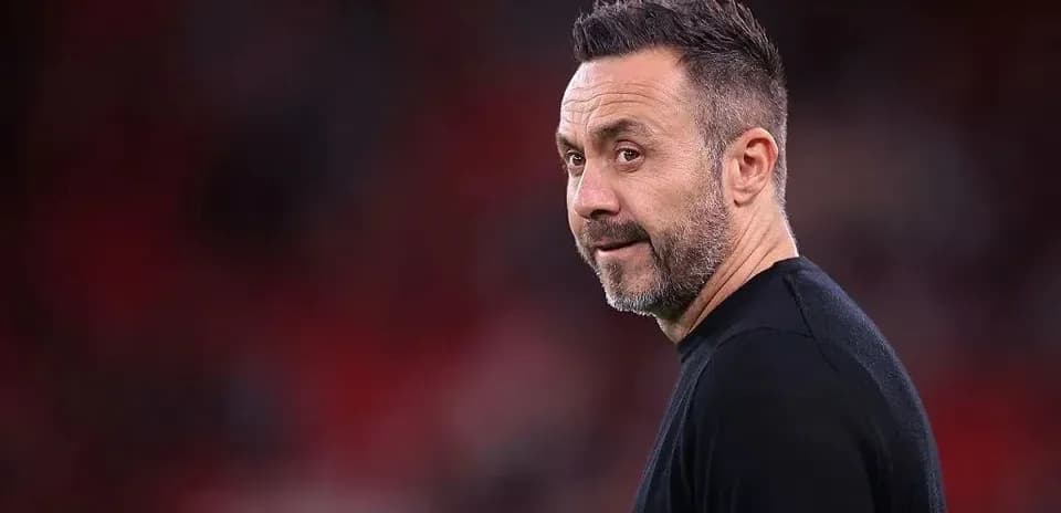 Entrenador observando el partido desde la banda