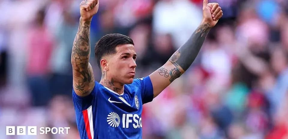 Jugador levantando ambos pulgares en el campo