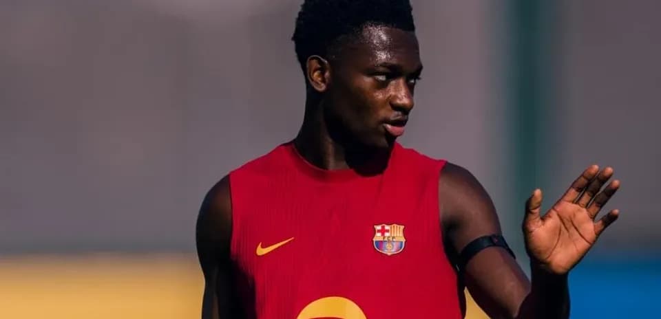 Jugador de Barcelona en entrenamiento levantando la mano