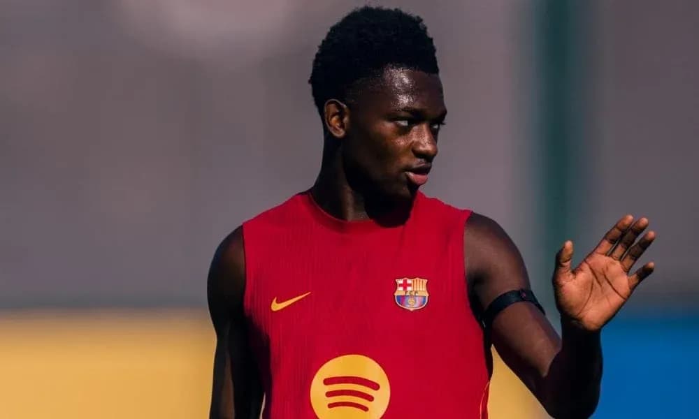 Jugador de Barcelona en entrenamiento levantando la mano