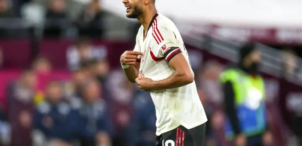 Jugador de fútbol con camiseta blanca en el campo