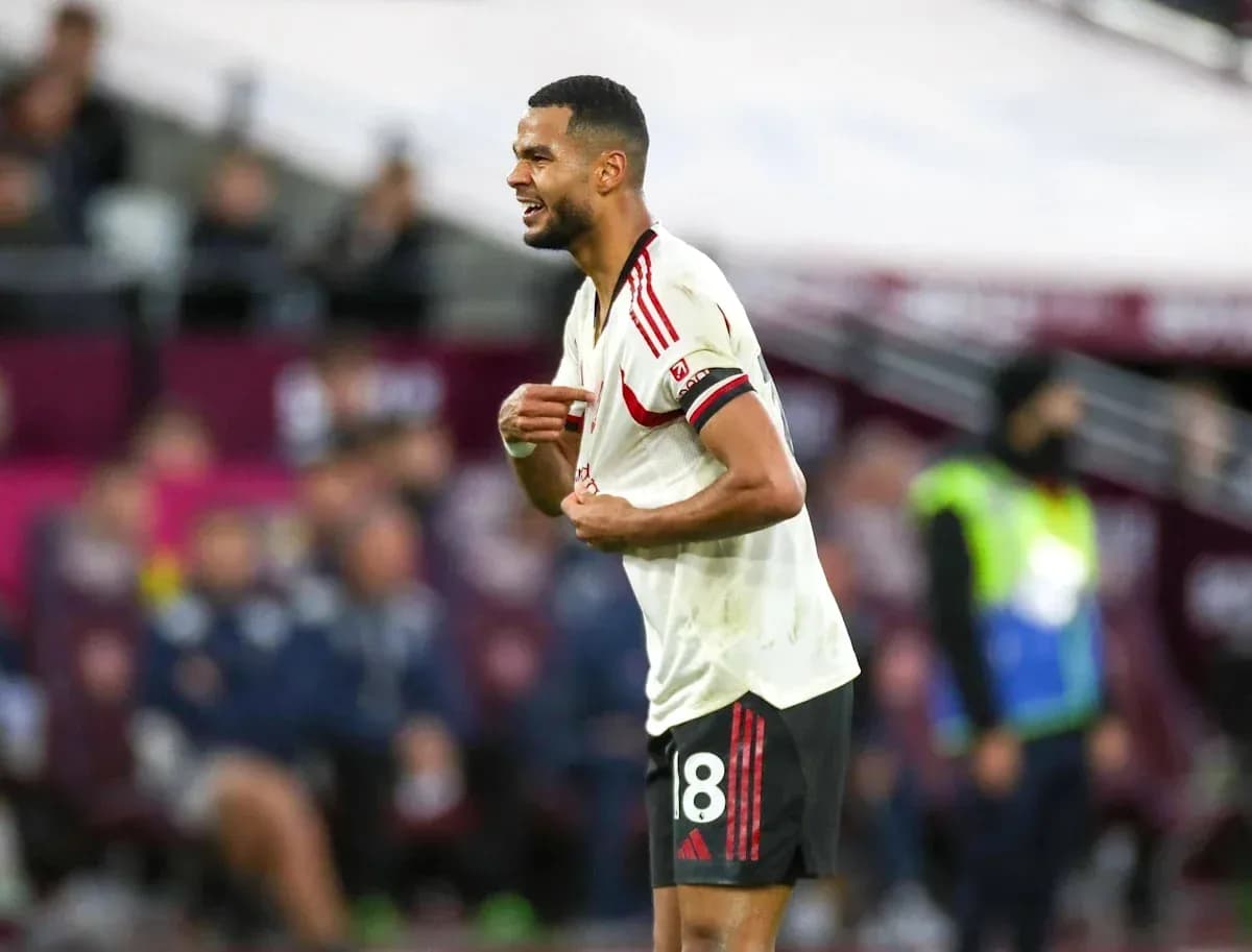 Jugador de fútbol con camiseta blanca en el campo