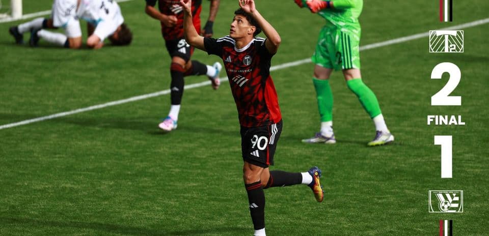 Jugador celebra un gol en el partido
