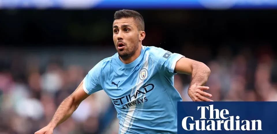 Jugador de Manchester City corriendo durante el partido