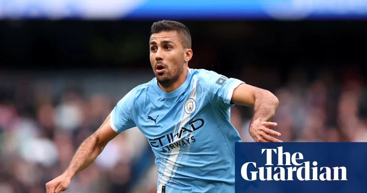 Jugador de Manchester City corriendo durante el partido