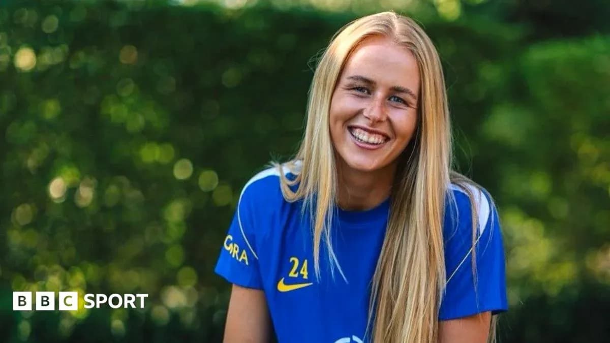 Jugadora sonriente con camiseta azul en fondo verde