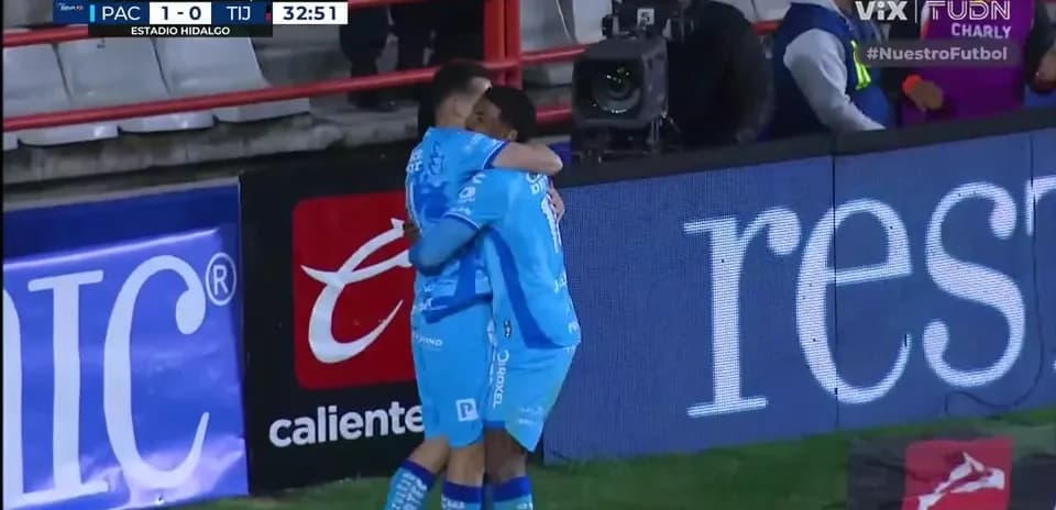 Jugadores de Pachuca celebrando un gol