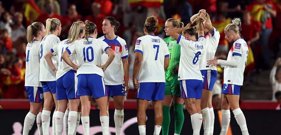 Jugadoras de Inglaterra en círculo durante el partido