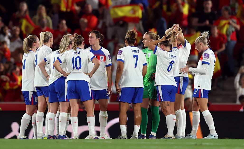 Jugadoras de Inglaterra en círculo durante el partido