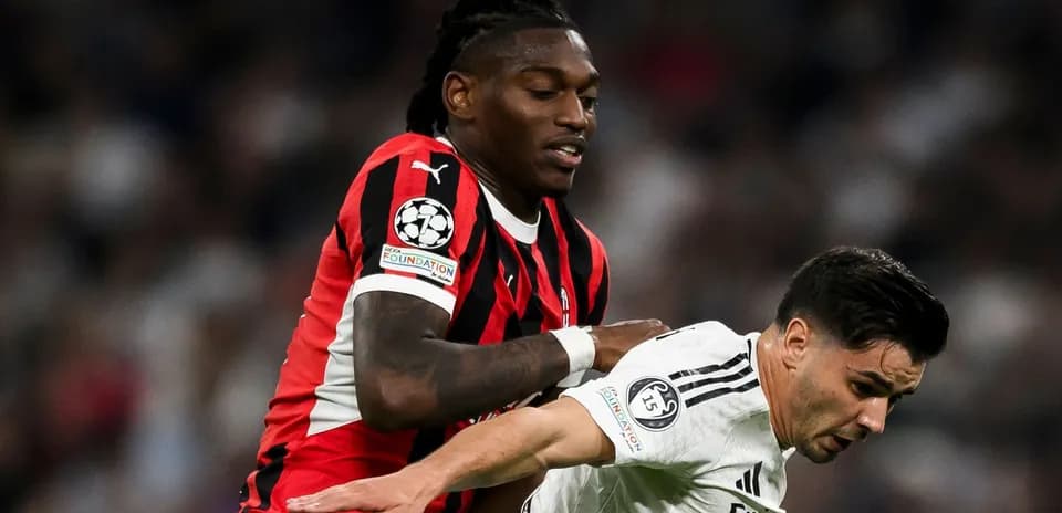 Jugador en acción durante un partido de fútbol