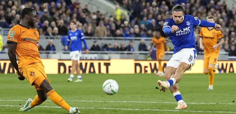 Jugador de Everton disparando a portería durante partido