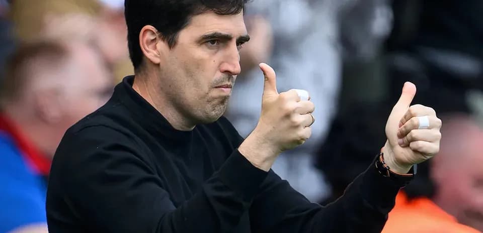 Entrenador dando pulgares hacia arriba en el partido