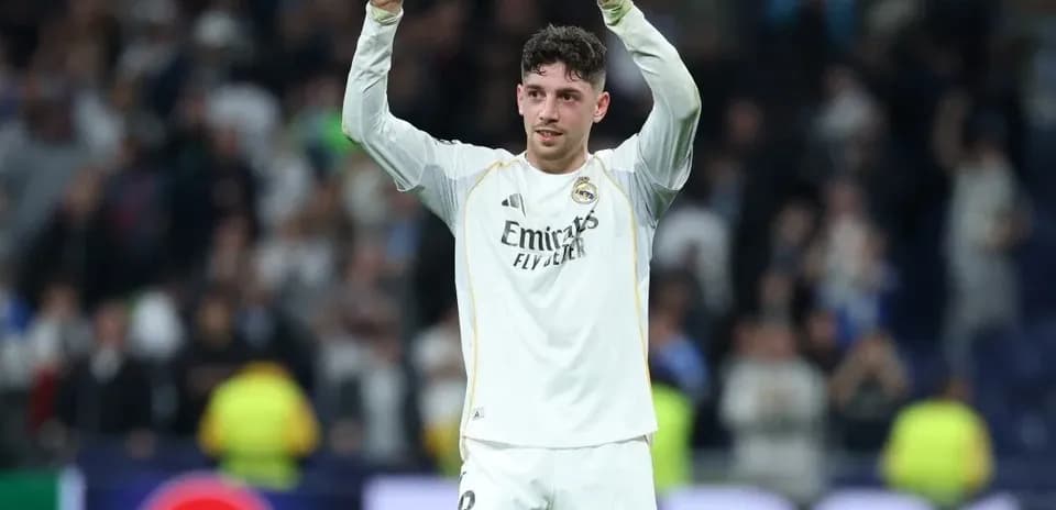 Jugador de Real Madrid celebrando con los brazos en alto