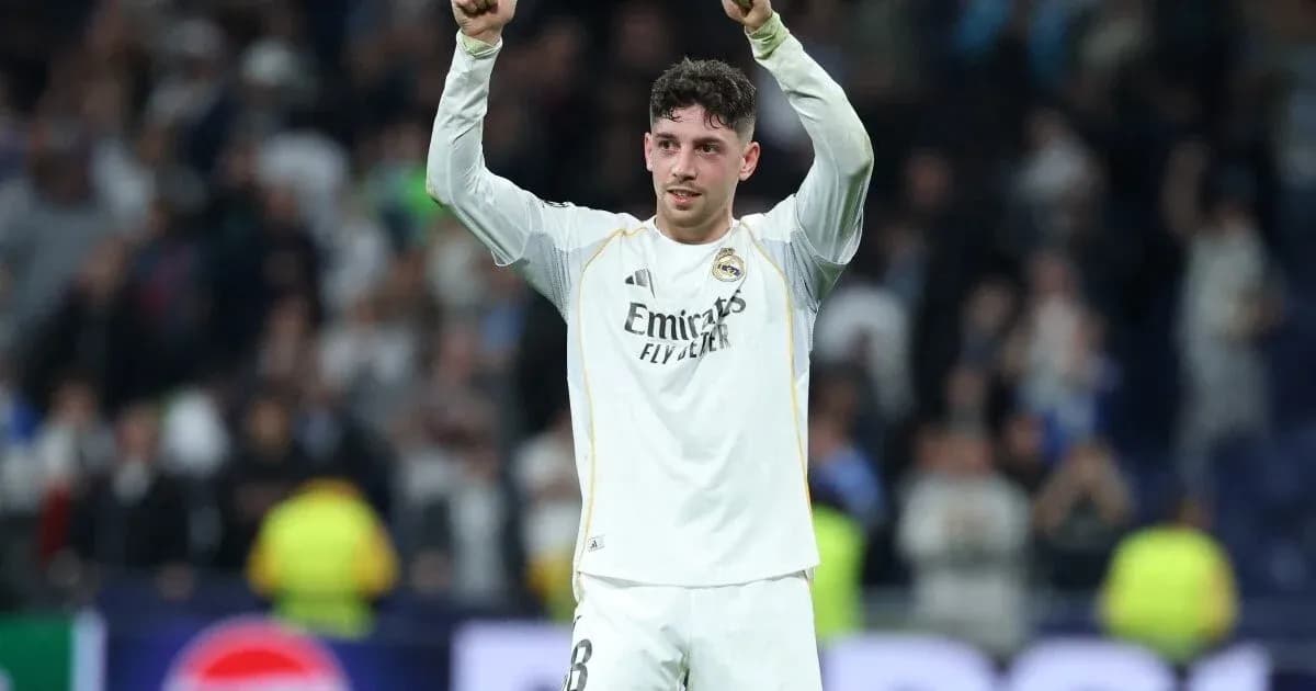 Jugador de Real Madrid celebrando con los brazos en alto