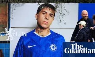 Cartel de jugador con camiseta del Chelsea en el fondo