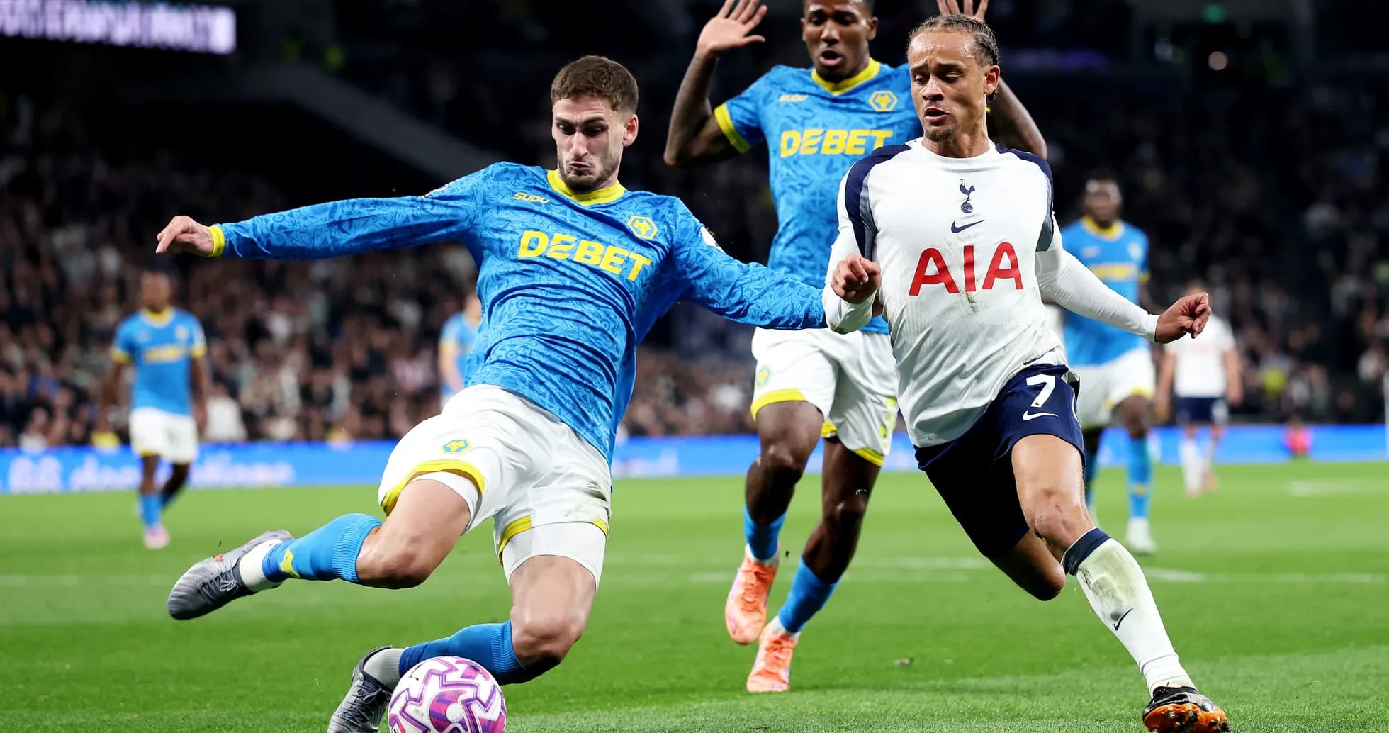 Jugador de Wolves y Tottenham en acción