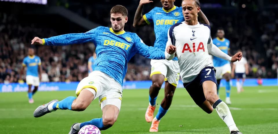 Jugador de Wolves y Tottenham en acción