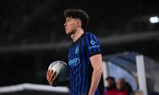 Jugador de Inter sosteniendo un balón en el campo