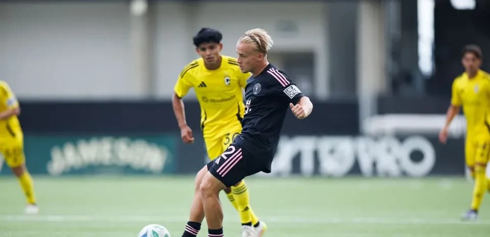 Jugador de Inter Miami II controla el balón