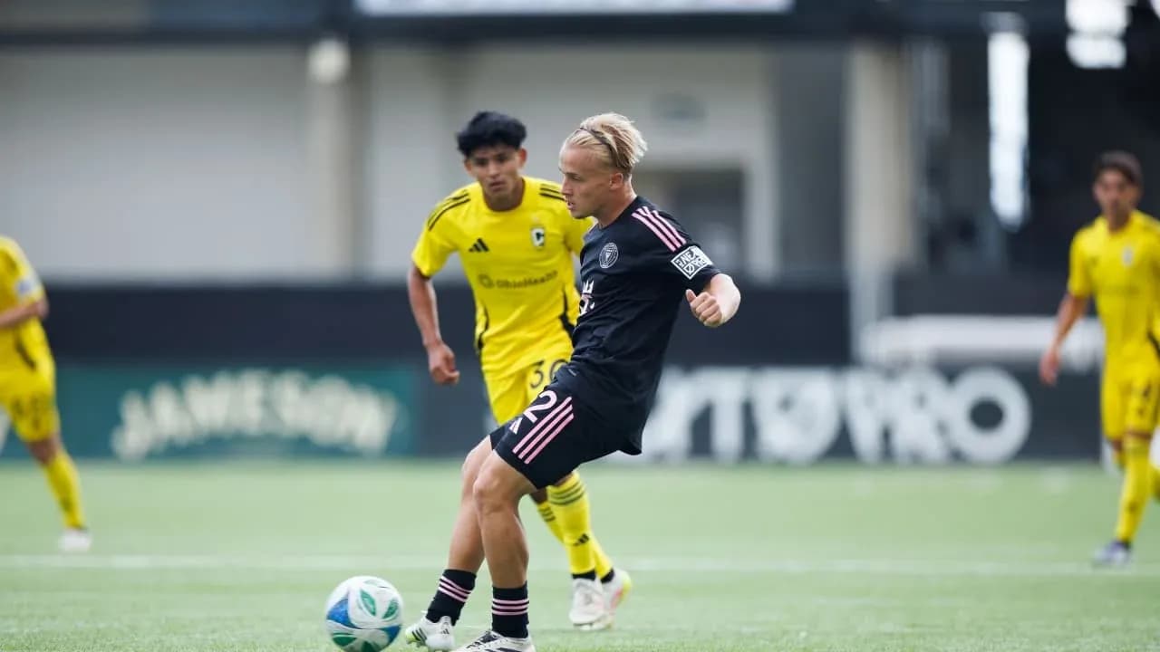 Jugador de Inter Miami II controla el balón