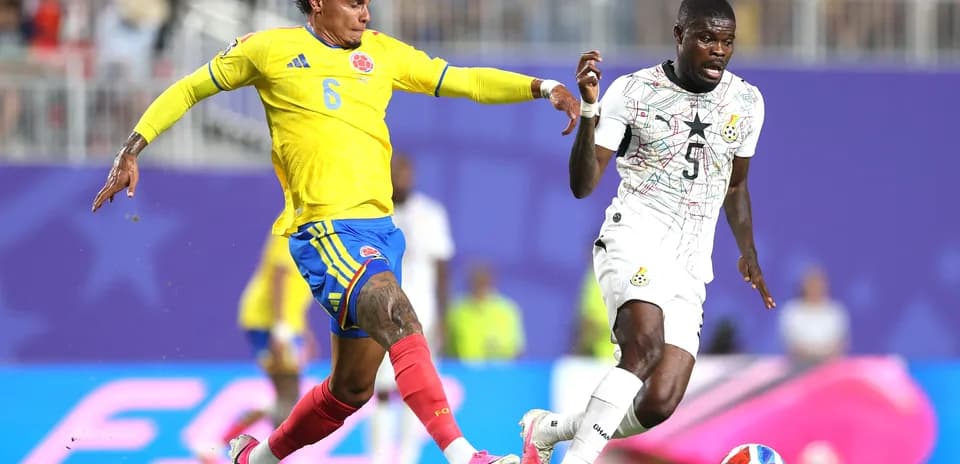 Jugador de Colombia presionando a jugador de Ghana