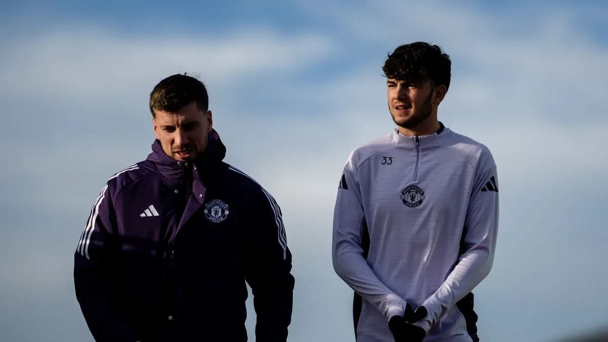 Dos jugadores de Manchester United caminando juntos