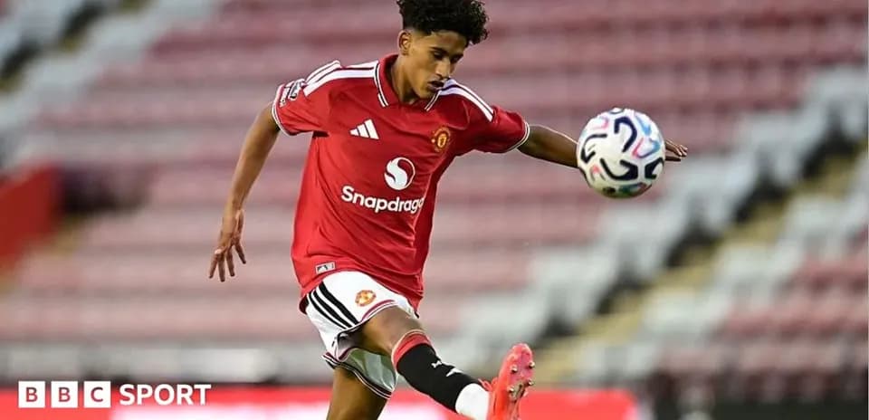 Jugador de Manchester United golpeando el balón en el campo