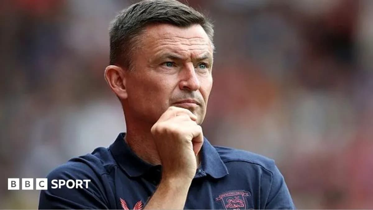 Entrenador pensativo en el banquillo del estadio