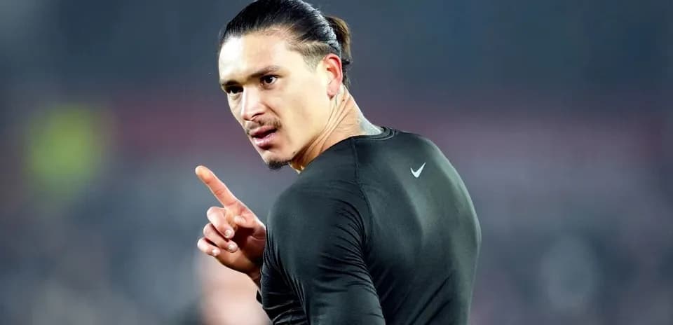 Jugador señalando con el dedo en el campo