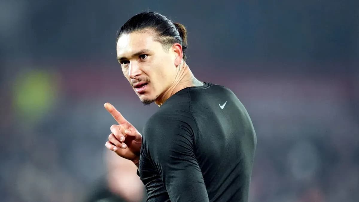 Jugador señalando con el dedo en el campo