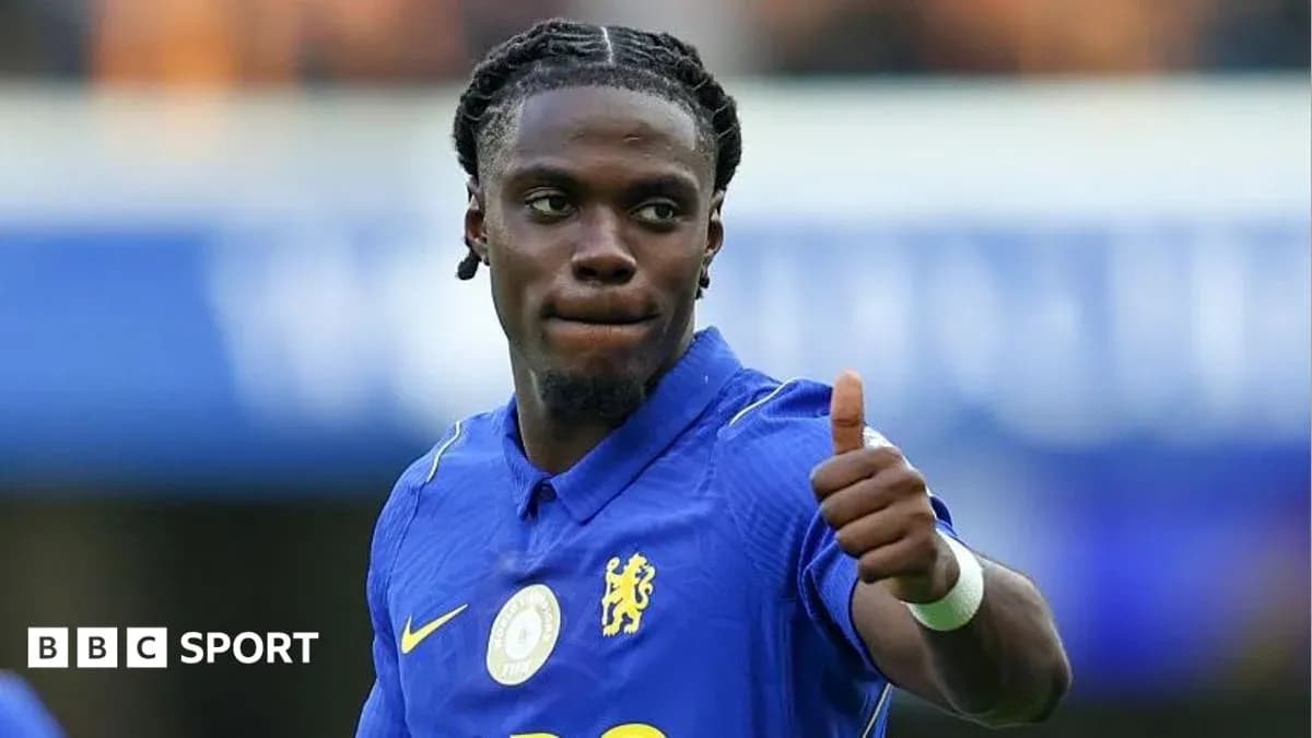 Jugador de Chelsea haciendo un gesto de aprobación