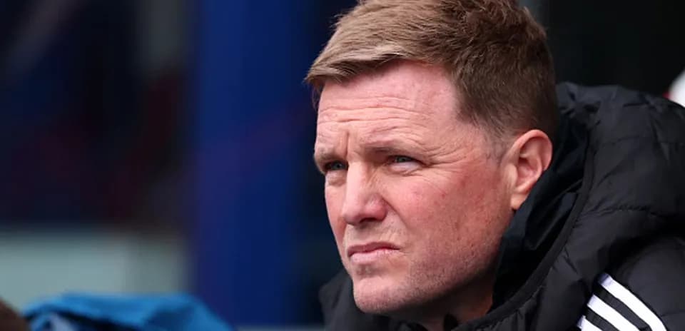 Entrenador observando el partido desde la banca