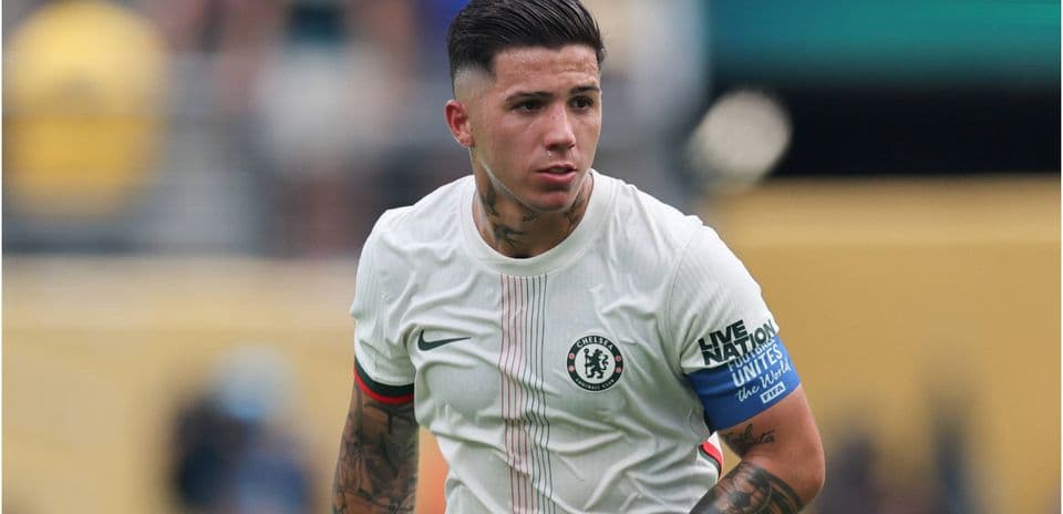 Jugador de Chelsea con camiseta blanca en el campo
