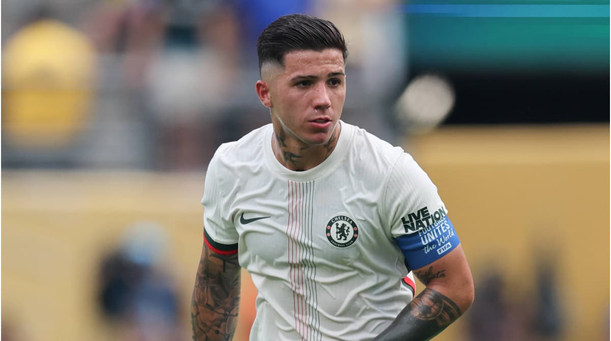 Jugador de Chelsea con camiseta blanca en el campo