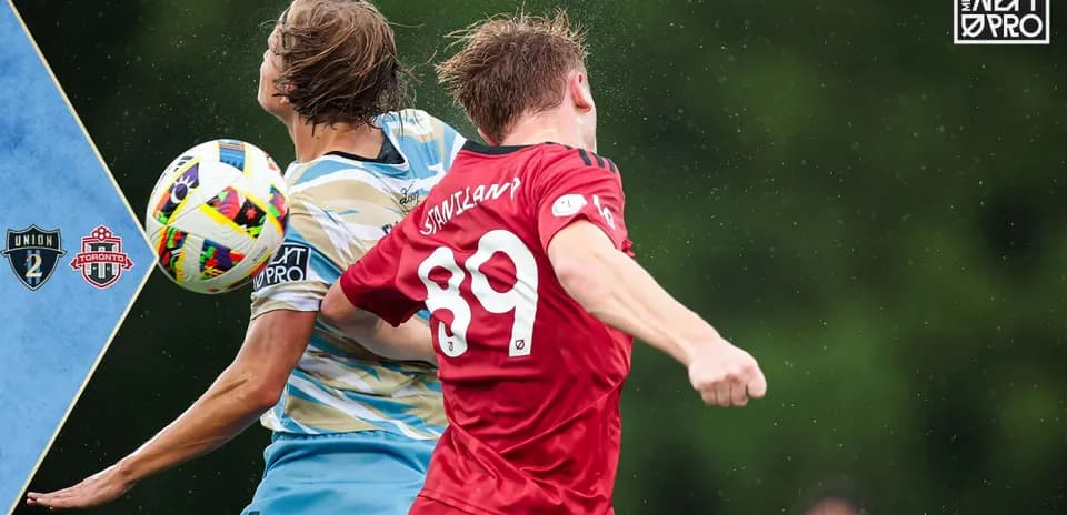 Dos jugadores disputando un balón en el partido