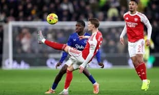 Jugador de Arsenal intentando controlar el balón