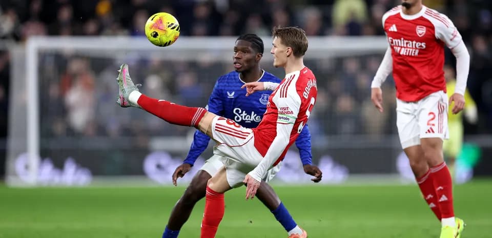 Jugador de Arsenal intentando controlar el balón