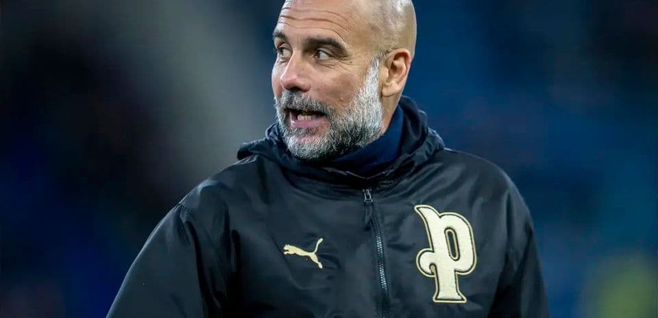 Entrenador en el campo durante un partido