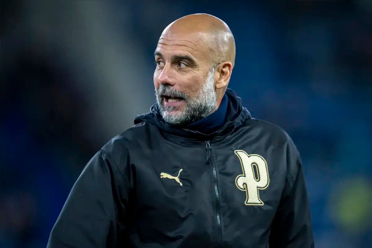 Entrenador en el campo durante un partido